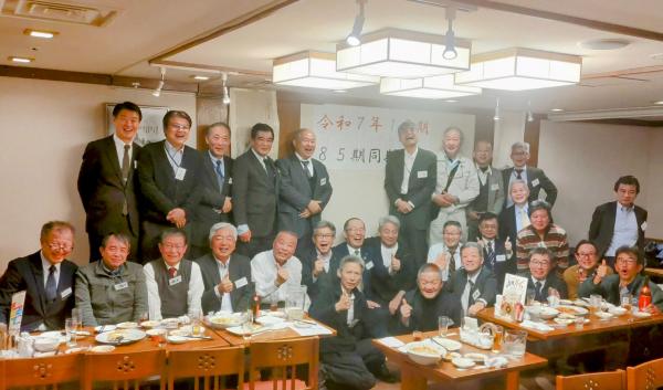 ★今年最初の１月期８５会は、３０人以上の同期が参加して楽しく飲んだったい(^o^)丿　<br />陸の甲斐田さんと中村さん、空の美川さんは所要により退席しとんしゃぁと（糸島弁）