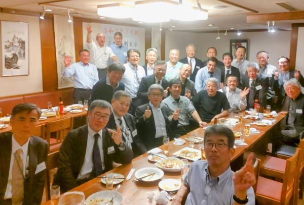 ★今回２回目の３月８５会は、２７名の参加を得て楽しいひと時となりました。１時間後ろ倒しで早退する同期生がおられ、会の半ばに写真撮影をさせていただきましたが、確認不足で、飯盛さんが不在の状況での撮影となりました。